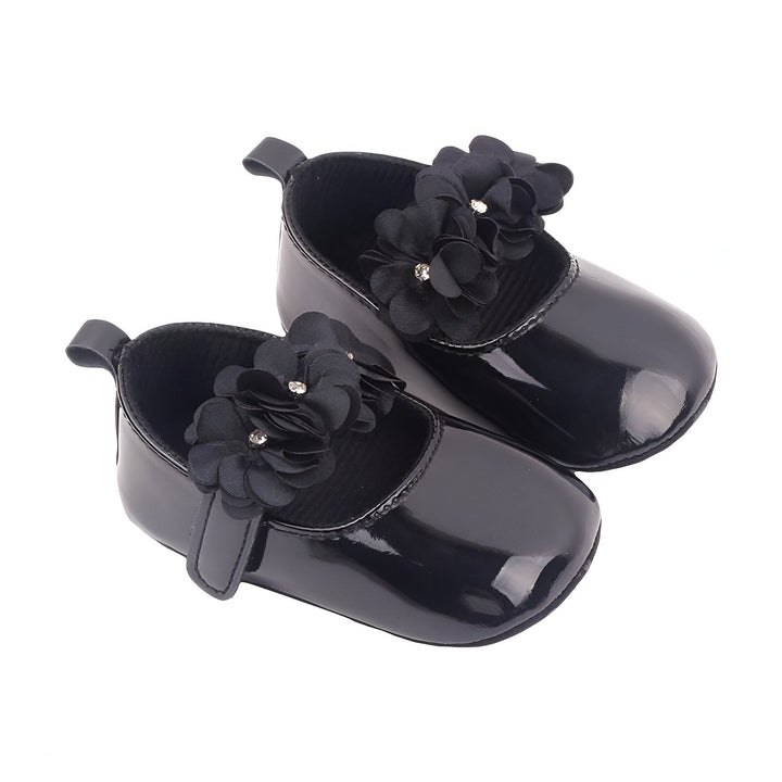 Chaussures de bébé vernies noires avec décorations florales, élégantes et brillantes. Mode infantile, chaussures pour filles. Accessoires de mode pour nourrissons., 45286846365877,45286846398645,45286846431413,45286846464181,45286846496949,45286846529717,45286846562485,45286846595253,45286846628021