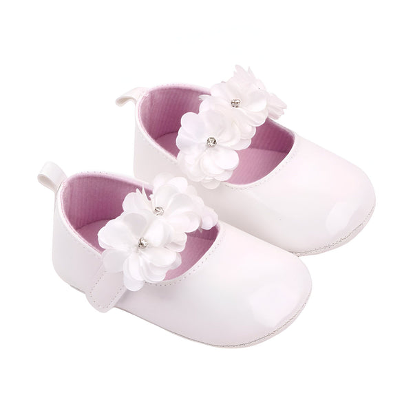 Chaussures de bébé blanches vernies avec décoration florale. Paire d'escarpins élégants pour nouveau-né avec fleurs blanches et intérieur rose. Chaussures de baptême bébé fille., 45286846365877,45286846398645,45286846431413,45286846464181,45286846496949,45286846529717,45286846562485,45286846595253,45286846628021