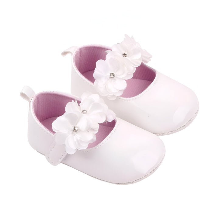 Chaussures de bébé blanches vernies avec décoration florale. Paire d'escarpins élégants pour nouveau-né avec fleurs blanches et intérieur rose. Chaussures de baptême bébé fille., 45286846365877,45286846398645,45286846431413,45286846464181,45286846496949,45286846529717,45286846562485,45286846595253,45286846628021