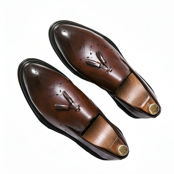 Vue rapprochée de mocassins à glands marron en cuir verni, avec des perforations décoratives et des embauchoirs en bois. Chaussures élégantes pour hommes., 45287087636661,45287087669429,45287087702197,45287087734965,45287087767733,45287087800501,45287087833269,45287087866037,45287087898805,45287087931573,45287087964341,45287087997109,45287088029877,45287088062645,45287088095413,45287088128181,45287088160949,45287088193717