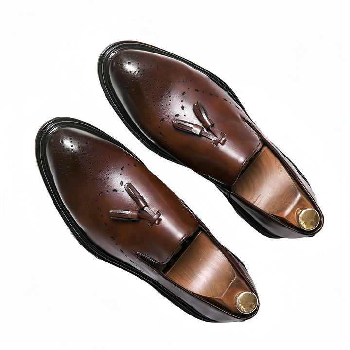 Vue rapprochée de mocassins à glands marron en cuir verni, avec des perforations décoratives et des embauchoirs en bois. Chaussures élégantes pour hommes., 45287087636661,45287087669429,45287087702197,45287087734965,45287087767733,45287087800501,45287087833269,45287087866037,45287087898805,45287087931573,45287087964341,45287087997109,45287088029877,45287088062645,45287088095413,45287088128181,45287088160949,45287088193717