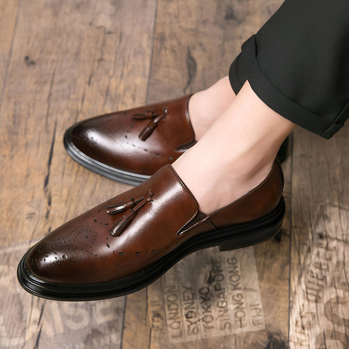 Chaussures Richelieu marron portées. Mocassins en cuir avec glands et détails perforés. Chaussures élégantes pour homme, parfaites pour un look sophistiqué. Mode masculine, chaussures de ville., 45287087636661,45287087669429,45287087702197,45287087734965,45287087767733,45287087800501,45287087833269,45287087866037,45287087898805,45287087931573,45287087964341,45287087997109,45287088029877,45287088062645,45287088095413,45287088128181,45287088160949,45287088193717