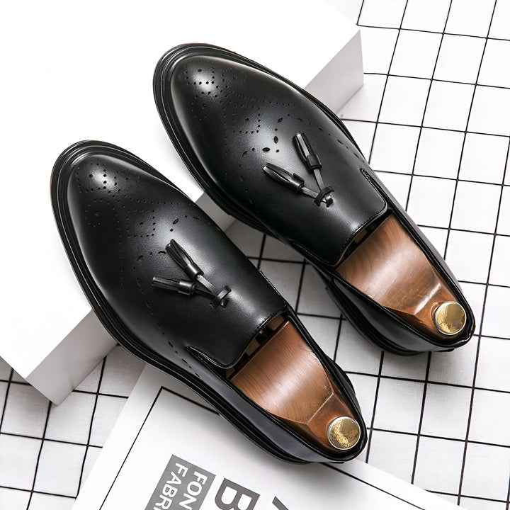 Paire d'élégants mocassins noirs en cuir avec glands, présentés sur un fond quadrillé. Chaussures pour hommes, mode masculine., 45287087636661,45287087669429,45287087702197,45287087734965,45287087767733,45287087800501,45287087833269,45287087866037,45287087898805,45287087931573,45287087964341,45287087997109,45287088029877,45287088062645,45287088095413,45287088128181,45287088160949,45287088193717