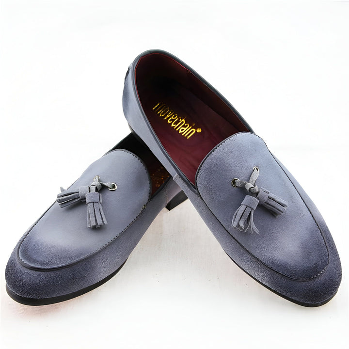 Mocassins bleus en daim avec glands. Chaussures élégantes pour hommes, intérieur bordeaux. Mode masculine classique., 45287081083061,45287081115829,45287081148597,45287081181365,45287081214133,45287081246901,45287081279669,45287081312437,45287081345205,45287081377973,45287081410741,45287081443509,45287081476277,45287081509045,45287081541813,45287081574581,45287081607349,45287081640117,45287081672885,45287081705653,45287081738421,45287081771189,45287081803957,45287081836725,45287081869493,45287081902261