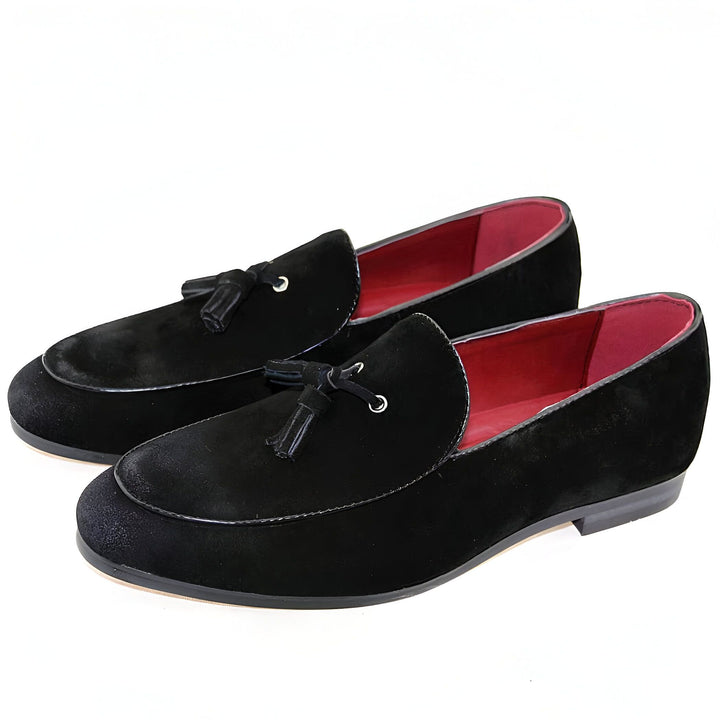 Mocassins noirs en velours pour hommes avec glands décoratifs. Chaussures élégantes à semelle intérieure rouge, parfaites pour une tenue décontractée ou habillée., 45287081083061,45287081115829,45287081148597,45287081181365,45287081214133,45287081246901,45287081279669,45287081312437,45287081345205,45287081377973,45287081410741,45287081443509,45287081476277,45287081509045,45287081541813,45287081574581,45287081607349,45287081640117,45287081672885,45287081705653,45287081738421,45287081771189,45287081