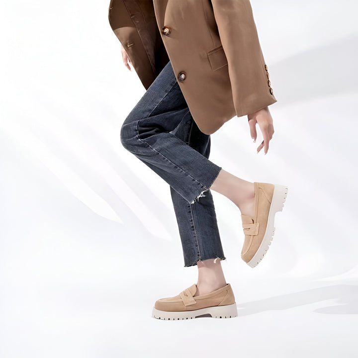Personne portant des mocassins à plateforme beiges avec un blazer marron et un jean bleu. Chaussures tendance pour femmes., 45286919241909,45286919274677,45286919307445,45286919340213,45286919372981,45286919405749,45286919438517,45286919471285,45286919504053,45286919536821,45286919569589,45286919602357,45286919635125,45286919667893,45286919700661,45286919733429,45286919766197,45286919798965,45286919831733,45286919864501,45286919897269,45286919930037,45286919962805,45286919995573,45286920028341,4528692006