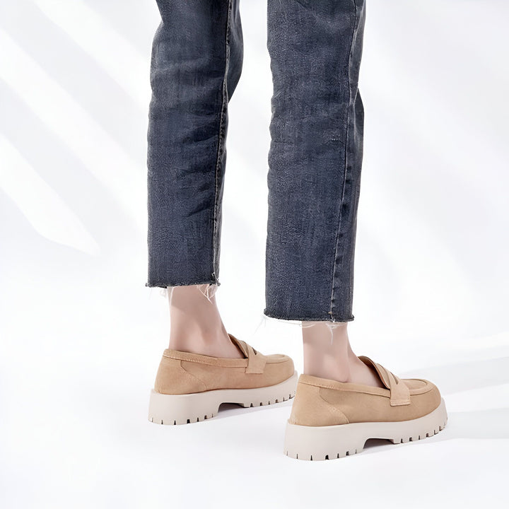 Personne portant des mocassins à semelle compensée beiges et un jean bleu délavé. Chaussures tendance et confortables., 45286919241909,45286919274677,45286919307445,45286919340213,45286919372981,45286919405749,45286919438517,45286919471285,45286919504053,45286919536821,45286919569589,45286919602357,45286919635125,45286919667893,45286919700661,45286919733429,45286919766197,45286919798965,45286919831733,45286919864501,45286919897269,45286919930037,45286919962805,45286919995573,45286920028341,45286920061