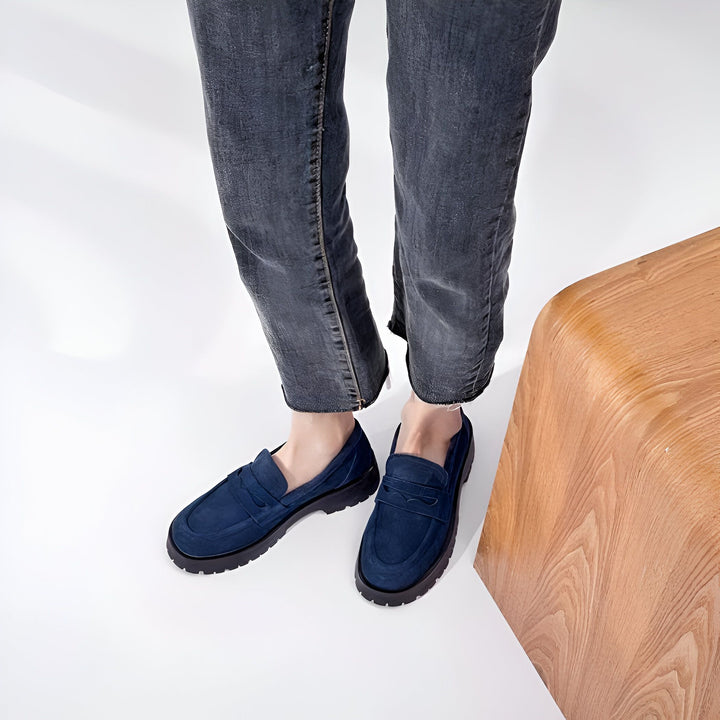 Vue rapprochée des pieds d'une personne portant un jean gris et des mocassins bleus en daim. Chaussures décontractées, style élégant., 45286919241909,45286919274677,45286919307445,45286919340213,45286919372981,45286919405749,45286919438517,45286919471285,45286919504053,45286919536821,45286919569589,45286919602357,45286919635125,45286919667893,45286919700661,45286919733429,45286919766197,45286919798965,45286919831733,45286919864501,45286919897269,45286919930037,45286919962805,45286919995573,4528692002