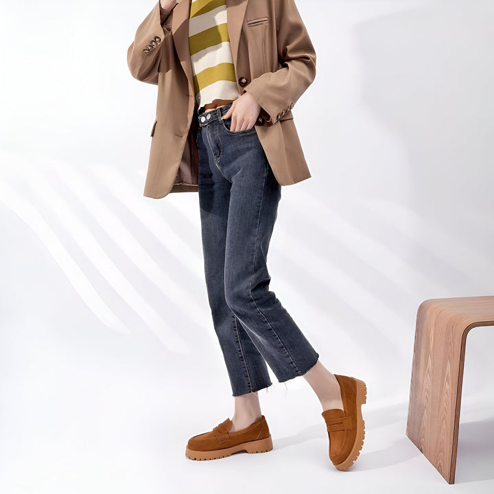 Mode femme : Blazer marron, chemise rayée jaune et blanche, jean bleu, et mocassins marron à semelle épaisse. Style décontracté et tendance., 45286919241909,45286919274677,45286919307445,45286919340213,45286919372981,45286919405749,45286919438517,45286919471285,45286919504053,45286919536821,45286919569589,45286919602357,45286919635125,45286919667893,45286919700661,45286919733429,45286919766197,45286919798965,45286919831733,45286919864501,45286919897269,45286919930037,45286919962805,45286919995573,452