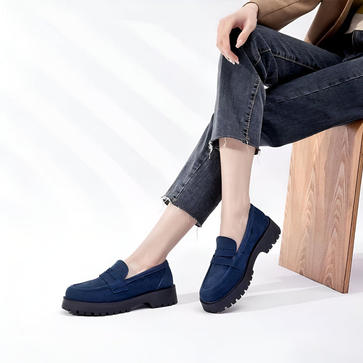 Une femme portant des mocassins bleus à plateforme épaisse. Elle est assise sur un tabouret en bois, avec un jean et une veste marron. Chaussures tendance et confortables., 45286919241909,45286919274677,45286919307445,45286919340213,45286919372981,45286919405749,45286919438517,45286919471285,45286919504053,45286919536821,45286919569589,45286919602357,45286919635125,45286919667893,45286919700661,45286919733429,45286919766197,45286919798965,45286919831733,45286919864501,45286919897269,45286919930037,45286