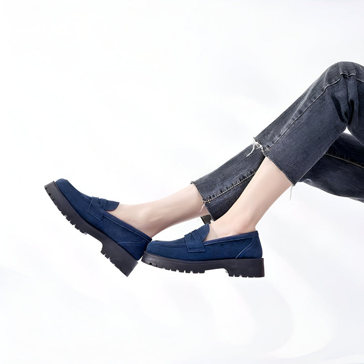 Personne portant des mocassins à plateforme bleu marine et un jean noir effiloché. Chaussures confortables et tendance. Style décontracté et moderne., 45286919241909,45286919274677,45286919307445,45286919340213,45286919372981,45286919405749,45286919438517,45286919471285,45286919504053,45286919536821,45286919569589,45286919602357,45286919635125,45286919667893,45286919700661,45286919733429,45286919766197,45286919798965,45286919831733,45286919864501,45286919897269,45286919930037,45286919962805,4528691999