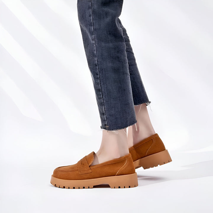 Personne portant des mocassins plateforme marron en daim avec un jean délavé gris. Chaussures confortables et tendance pour femmes. Mode automne-hiver., 45286919241909,45286919274677,45286919307445,45286919340213,45286919372981,45286919405749,45286919438517,45286919471285,45286919504053,45286919536821,45286919569589,45286919602357,45286919635125,45286919667893,45286919700661,45286919733429,45286919766197,45286919798965,45286919831733,45286919864501,45286919897269,45286919930037,45286919962805,4528691999
