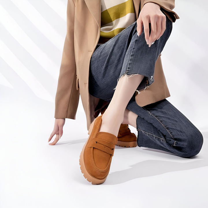 Image d'une femme accroupie portant des mocassins marron en daim, un jean délavé et une veste beige. Style décontracté et tendance., 45286919241909,45286919274677,45286919307445,45286919340213,45286919372981,45286919405749,45286919438517,45286919471285,45286919504053,45286919536821,45286919569589,45286919602357,45286919635125,45286919667893,45286919700661,45286919733429,45286919766197,45286919798965,45286919831733,45286919864501,45286919897269,45286919930037,45286919962805,45286919995573,4528692002834