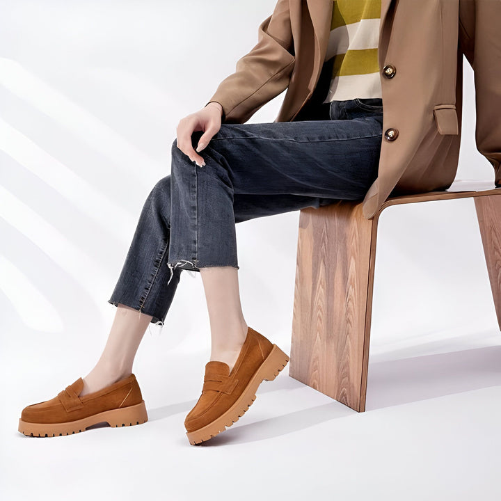 Femme assise portant des mocassins marron à semelles épaisses, avec un jean délavé et un blazer beige. Chaussures élégantes et confortables., 45286919241909,45286919274677,45286919307445,45286919340213,45286919372981,45286919405749,45286919438517,45286919471285,45286919504053,45286919536821,45286919569589,45286919602357,45286919635125,45286919667893,45286919700661,45286919733429,45286919766197,45286919798965,45286919831733,45286919864501,45286919897269,45286919930037,45286919962805,45286919995573,45