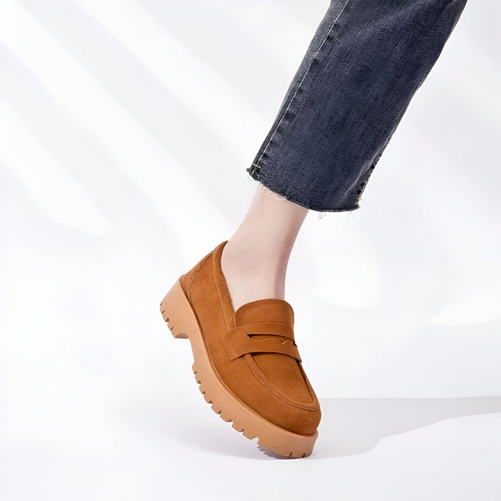 Mocassin marron en daim à semelle épaisse, porté avec un jean. Chaussure tendance et confortable., 45286919241909,45286919274677,45286919307445,45286919340213,45286919372981,45286919405749,45286919438517,45286919471285,45286919504053,45286919536821,45286919569589,45286919602357,45286919635125,45286919667893,45286919700661,45286919733429,45286919766197,45286919798965,45286919831733,45286919864501,45286919897269,45286919930037,45286919962805,45286919995573,45286920028341,45286920061109,45286920093877,452
