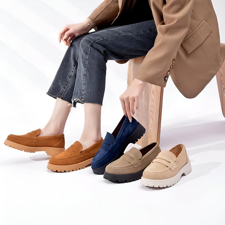 Image de plusieurs mocassins à semelle compensée en différentes couleurs, portés par une personne assise. Chaussures tendance en cuir suédé., 45286919241909,45286919274677,45286919307445,45286919340213,45286919372981,45286919405749,45286919438517,45286919471285,45286919504053,45286919536821,45286919569589,45286919602357,45286919635125,45286919667893,45286919700661,45286919733429,45286919766197,45286919798965,45286919831733,45286919864501,45286919897269,45286919930037,45286919962805,45286919995573,45