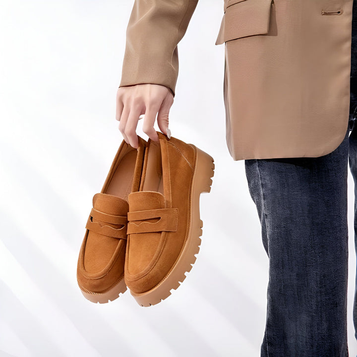 Une personne portant un blazer marron et un jean bleu foncé tient une paire de mocassins marron à semelle épaisse en cuir suédé. Chaussures à la mode, style décontracté., 45286919241909,45286919274677,45286919307445,45286919340213,45286919372981,45286919405749,45286919438517,45286919471285,45286919504053,45286919536821,45286919569589,45286919602357,45286919635125,45286919667893,45286919700661,45286919733429,45286919766197,45286919798965,45286919831733,45286919864501,45286919897269,45286919930037,4