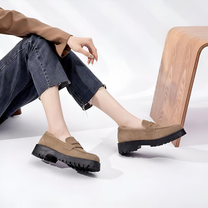 Mocassins plateforme marron portés avec un jean décontracté. Chaussures de mode pour femme avec semelle épaisse noire. Style élégant et confortable., 45286919241909,45286919274677,45286919307445,45286919340213,45286919372981,45286919405749,45286919438517,45286919471285,45286919504053,45286919536821,45286919569589,45286919602357,45286919635125,45286919667893,45286919700661,45286919733429,45286919766197,45286919798965,45286919831733,45286919864501,45286919897269,45286919930037,45286919962805,452869199