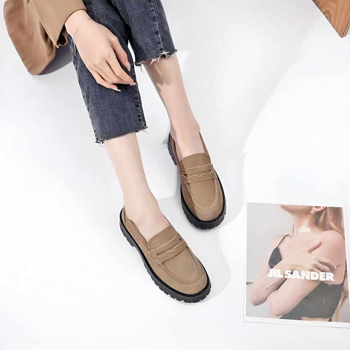 Gros plan sur une femme assise portant des mocassins marron en daim à semelles noires. Jambes croisées, jean gris délavé. Magazine Jil Sander à côté. Chaussures tendance automne-hiver., 45286919241909,45286919274677,45286919307445,45286919340213,45286919372981,45286919405749,45286919438517,45286919471285,45286919504053,45286919536821,45286919569589,45286919602357,45286919635125,45286919667893,45286919700661,45286919733429,45286919766197,45286919798965,45286919831733,45286919864501,45286919897269,45