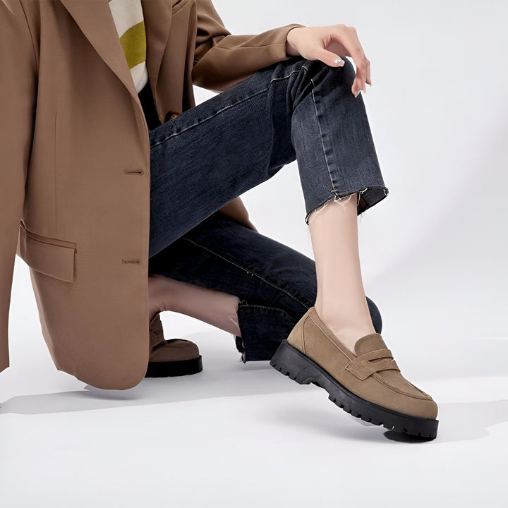 Image d'une femme portant des mocassins en cuir marron à semelles épaisses noires, associée à un jean et un blazer marron clair. Style décontracté et tendance. Chaussures à la mode., 45286919241909,45286919274677,45286919307445,45286919340213,45286919372981,45286919405749,45286919438517,45286919471285,45286919504053,45286919536821,45286919569589,45286919602357,45286919635125,45286919667893,45286919700661,45286919733429,45286919766197,45286919798965,45286919831733,45286919864501,45286919897269,45286