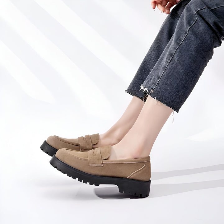 Image de gros plan de mocassins marron sur une personne portant un jean. Les chaussures ont une semelle noire épaisse., 45286919241909,45286919274677,45286919307445,45286919340213,45286919372981,45286919405749,45286919438517,45286919471285,45286919504053,45286919536821,45286919569589,45286919602357,45286919635125,45286919667893,45286919700661,45286919733429,45286919766197,45286919798965,45286919831733,45286919864501,45286919897269,45286919930037,45286919962805,45286919995573,45286920028341,45286920061109