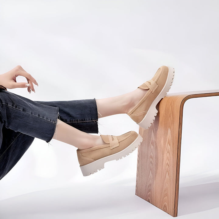 Mocassins beiges à semelles crantées portés avec un jean. Chaussures décontractées et tendance pour femme., 45286919241909,45286919274677,45286919307445,45286919340213,45286919372981,45286919405749,45286919438517,45286919471285,45286919504053,45286919536821,45286919569589,45286919602357,45286919635125,45286919667893,45286919700661,45286919733429,45286919766197,45286919798965,45286919831733,45286919864501,45286919897269,45286919930037,45286919962805,45286919995573,45286920028341,45286920061109,4528692