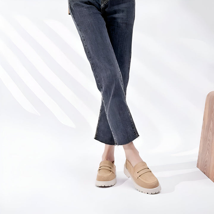 Gros plan des pieds d'une femme portant un jean bleu foncé et des mocassins beiges à semelles épaisses sur un fond blanc minimaliste. Focus mode et chaussures., 45286919241909,45286919274677,45286919307445,45286919340213,45286919372981,45286919405749,45286919438517,45286919471285,45286919504053,45286919536821,45286919569589,45286919602357,45286919635125,45286919667893,45286919700661,45286919733429,45286919766197,45286919798965,45286919831733,45286919864501,45286919897269,45286919930037,45286919962805,4