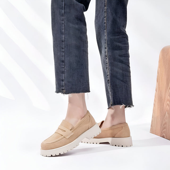 Image de mocassins plateforme beiges portés avec un jean brut coupé franc. Chaussures décontractées et tendance., 45286919241909,45286919274677,45286919307445,45286919340213,45286919372981,45286919405749,45286919438517,45286919471285,45286919504053,45286919536821,45286919569589,45286919602357,45286919635125,45286919667893,45286919700661,45286919733429,45286919766197,45286919798965,45286919831733,45286919864501,45286919897269,45286919930037,45286919962805,45286919995573,45286920028341,45286920061109,45