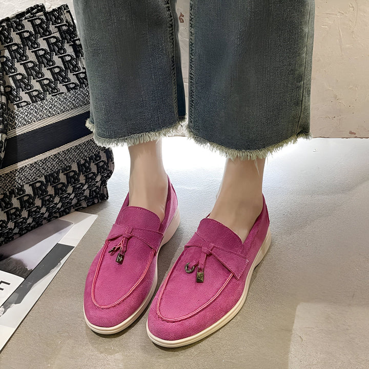 Personne portant des mocassins rose fuchsia en daim avec jeans à bords francs, à côté d'un sac à motifs noirs et blancs. Chaussures confortables et tendance., 45287098024117,45287098056885,45287098089653,45287098122421,45287098155189,45287098187957,45287098220725,45287098253493,45287098286261,45287098319029,45287098351797,45287098384565,45287098417333,45287098450101,45287098482869,45287098515637,45287098548405,45287098581173,45287098613941,45287098646709,45287098679477,45287098712245,45287098745013,4