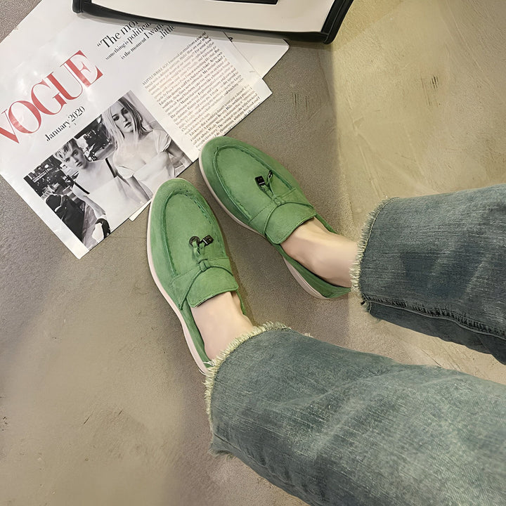 Vue plongeante sur des mocassins verts portés avec un jean décontracté, à côté d'un magazine Vogue. Chaussures tendance et confortables pour un look mode., 45287098024117,45287098056885,45287098089653,45287098122421,45287098155189,45287098187957,45287098220725,45287098253493,45287098286261,45287098319029,45287098351797,45287098384565,45287098417333,45287098450101,45287098482869,45287098515637,45287098548405,45287098581173,45287098613941,45287098646709,45287098679477,45287098712245,45287098745013,452