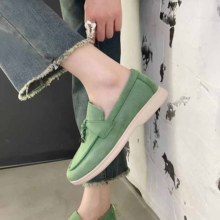 Mocassin vert tendance. Gros plan sur une chaussure plate verte avec une semelle beige, portée avec un jean effiloché. Une bague fantaisie est visible sur la main. Mode décontractée., 45287098024117,45287098056885,45287098089653,45287098122421,45287098155189,45287098187957,45287098220725,45287098253493,45287098286261,45287098319029,45287098351797,45287098384565,45287098417333,45287098450101,45287098482869,45287098515637,45287098548405,45287098581173,45287098613941,45287098646709,45287098679477,4528709