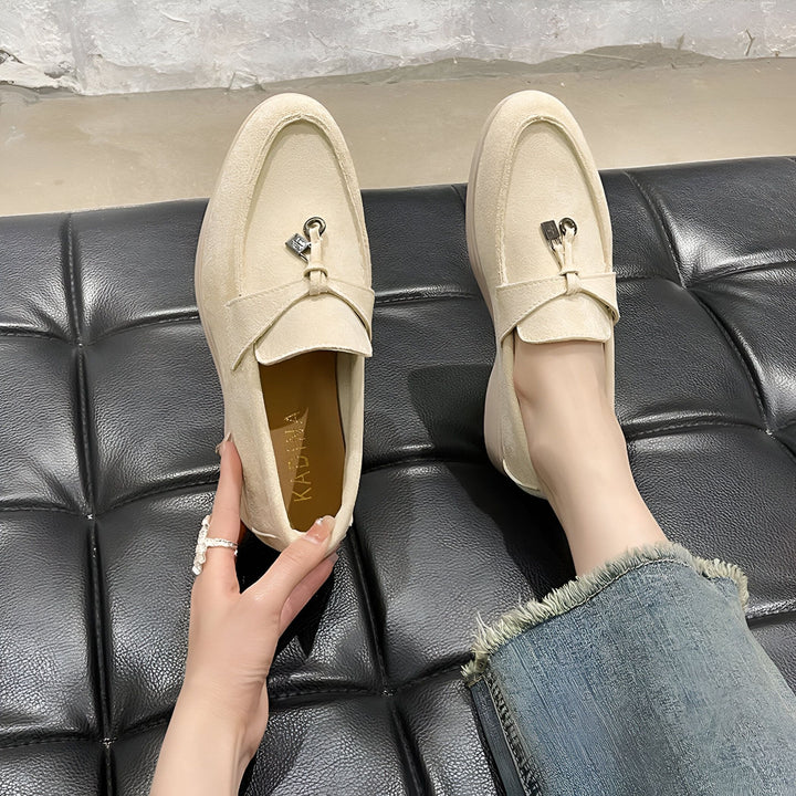 Mocassins beiges pour femmes sur un canapé noir. Chaussures en daim avec boucle décorative. Style décontracté et élégant. Idée de tenue, chaussures tendance., 45287098024117,45287098056885,45287098089653,45287098122421,45287098155189,45287098187957,45287098220725,45287098253493,45287098286261,45287098319029,45287098351797,45287098384565,45287098417333,45287098450101,45287098482869,45287098515637,45287098548405,45287098581173,45287098613941,45287098646709,45287098679477,45287098712245,45287098745013