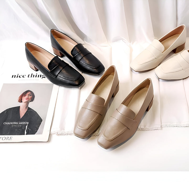 Présentation de mocassins élégants. Trois paires de chaussures en cuir disposées sur un fond blanc : une paire noire, une paire beige et une paire crème. Un magazine de mode est visible en arrière-plan., 45286903906485,45286903939253,45286903972021,45286904004789,45286904037557,45286904070325,45286904103093,45286904135861,45286904168629,45286904201397,45286904234165,45286904266933,45286904299701,45286904332469,45286904365237,45286904398005,45286904430773,45286904463541,45286904496309,45286904529077,