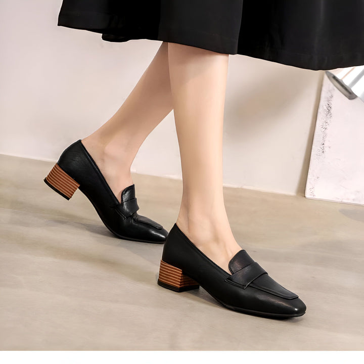 Gros plan sur une femme portant des mocassins noirs à talons blocs en bois, avec une jupe noire, dans un style élégant et moderne., 45286903906485,45286903939253,45286903972021,45286904004789,45286904037557,45286904070325,45286904103093,45286904135861,45286904168629,45286904201397,45286904234165,45286904266933,45286904299701,45286904332469,45286904365237,45286904398005,45286904430773,45286904463541,45286904496309,45286904529077,45286904561845