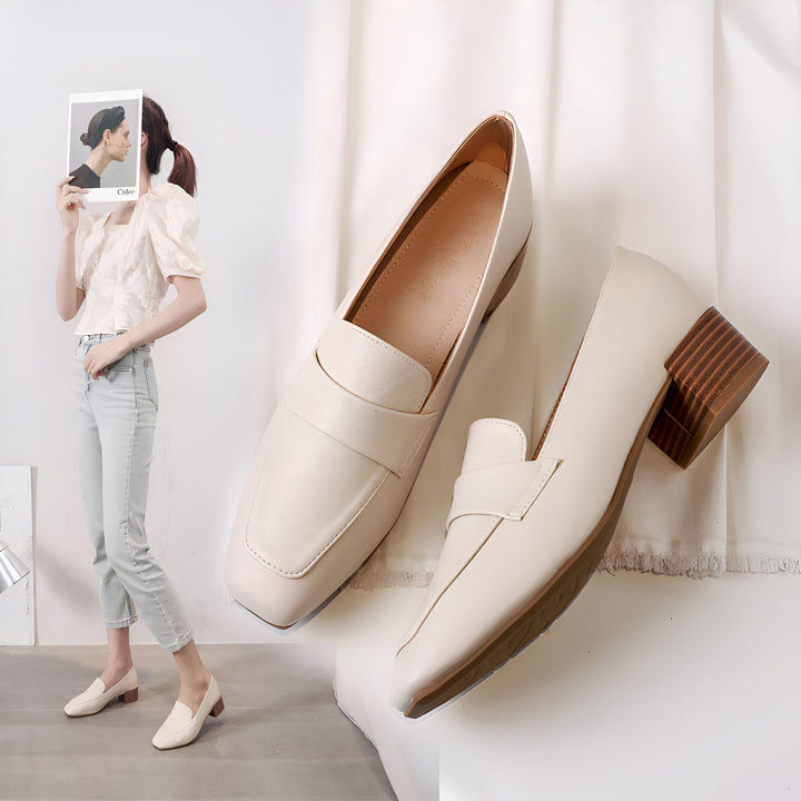 Mocassins femme beiges à talons blocs en cuir, style élégant et décontracté, présentés avec une femme tenant un magazine. Mode chaussures femme, souliers confortables., 45286903906485,45286903939253,45286903972021,45286904004789,45286904037557,45286904070325,45286904103093,45286904135861,45286904168629,45286904201397,45286904234165,45286904266933,45286904299701,45286904332469,45286904365237,45286904398005,45286904430773,45286904463541,45286904496309,45286904529077,45286904561845