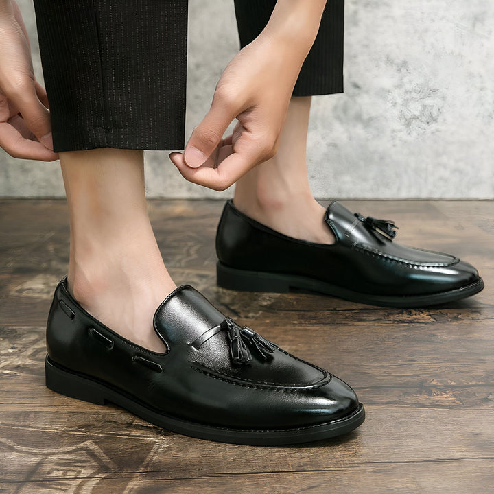 Homme ajustant son pantalon au-dessus de chaussures de ville en cuir noir à glands. Mocassins élégants sur parquet. Chaussures de soirée formelles pour homme., 45286936805557,45286936838325,45286936871093,45286936903861,45286936936629,45286936969397,45286937002165,45286937034933,45286937067701,45286937100469,45286937133237,45286937166005,45286937198773,45286937231541,45286937264309,45286937297077,45286937329845,45286937362613,45286937395381,45286937428149,45286937460917,45286937493685,45286937526453,4