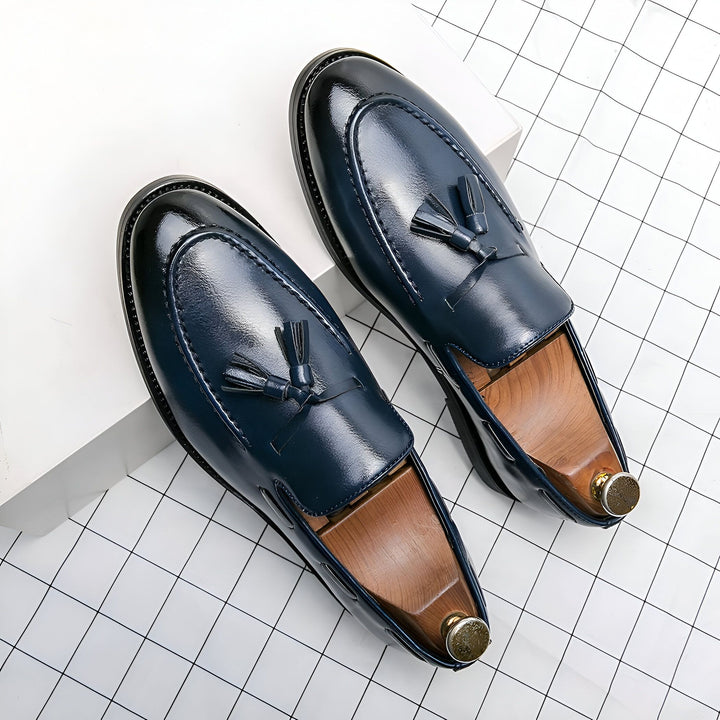 Vue rapprochée d'une paire de mocassins en cuir bleu marine brillants avec des glands et des embauchoirs en bois. Chaussures élégantes pour hommes sur fond quadrillé blanc., 45286936805557,45286936838325,45286936871093,45286936903861,45286936936629,45286936969397,45286937002165,45286937034933,45286937067701,45286937100469,45286937133237,45286937166005,45286937198773,45286937231541,45286937264309,45286937297077,45286937329845,45286937362613,45286937395381,45286937428149,45286937460917,45286937493685,45