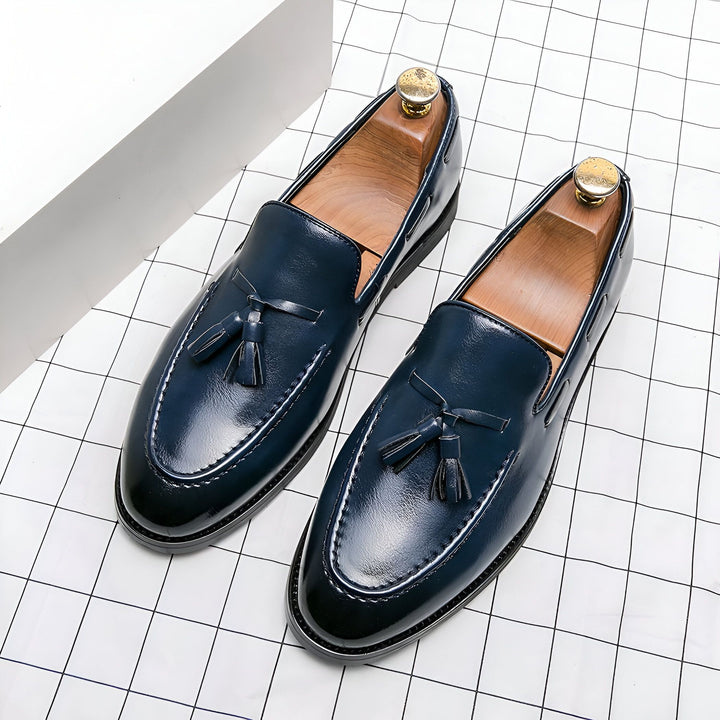 Mocassins homme en cuir bleu marine avec glands et embauchoirs en bois. Chaussures élégantes pour hommes, style classique et raffiné., 45286936805557,45286936838325,45286936871093,45286936903861,45286936936629,45286936969397,45286937002165,45286937034933,45286937067701,45286937100469,45286937133237,45286937166005,45286937198773,45286937231541,45286937264309,45286937297077,45286937329845,45286937362613,45286937395381,45286937428149,45286937460917,45286937493685,45286937526453,45286937559221,452869375919