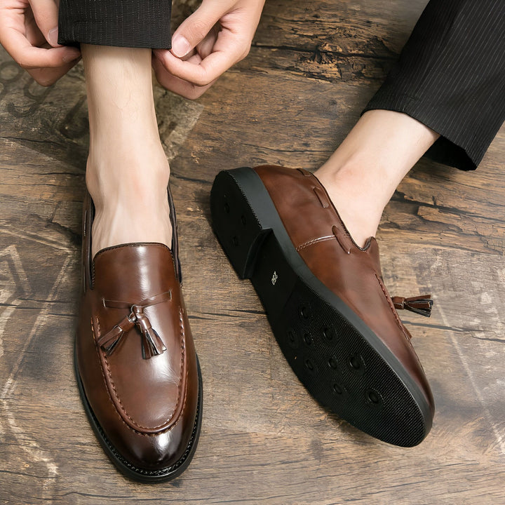 Homme portant des mocassins en cuir marron avec des glands sur un sol en bois. Vue rapprochée sur les chaussures élégantes et décontractées. Mode masculine., 45286936805557,45286936838325,45286936871093,45286936903861,45286936936629,45286936969397,45286937002165,45286937034933,45286937067701,45286937100469,45286937133237,45286937166005,45286937198773,45286937231541,45286937264309,45286937297077,45286937329845,45286937362613,45286937395381,45286937428149,45286937460917,45286937493685,45286937526453,45