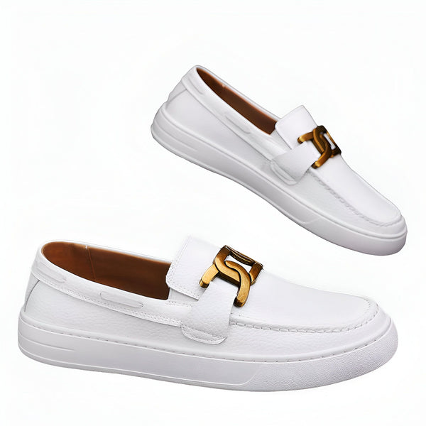 Mocassins blancs élégants avec boucle dorée. Chaussures décontractées chics pour hommes. Mode masculine, style raffiné., 45286786826421,45286786859189,45286786891957,45286786924725,45286786957493,45286786990261,45286787023029