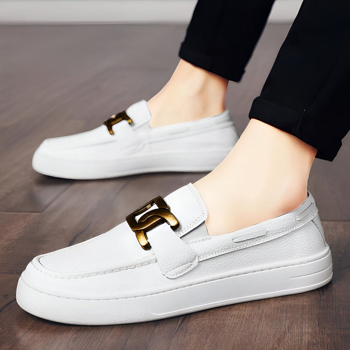 Gros plan sur des mocassins blancs en cuir avec une boucle dorée. Chaussures pour homme élégantes, parfaites pour un look décontracté chic., 45286786826421,45286786859189,45286786891957,45286786924725,45286786957493,45286786990261,45286787023029