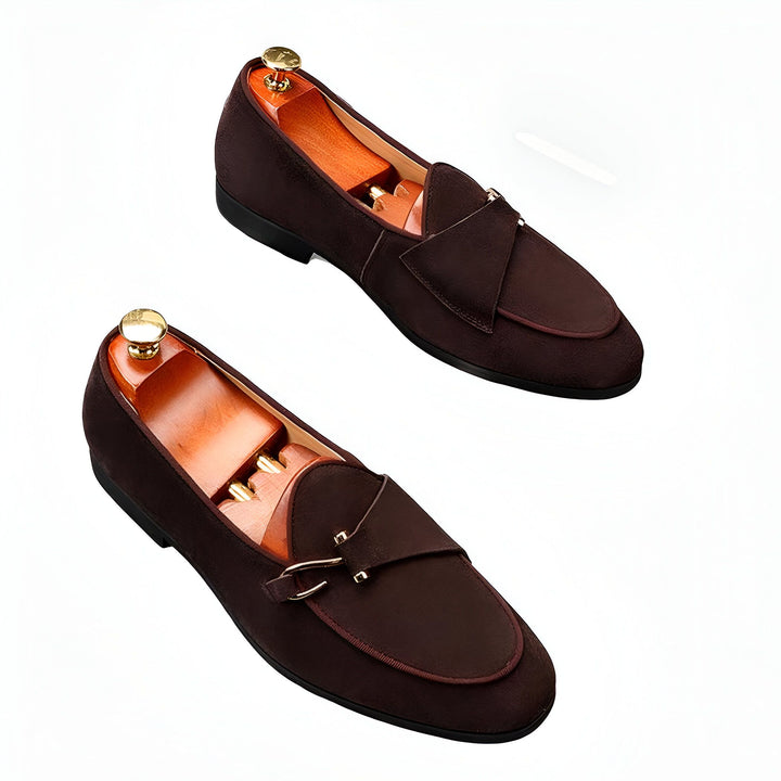 Paire de mocassins marron en daim avec embauchoirs en bois. Chaussures élégantes pour hommes, style classique., 45286811992245,45286812025013,45286812057781,45286812090549,45286812123317,45286812156085,45286812188853,45286812221621,45286812254389,45286812287157,45286812319925,45286812352693,45286812385461,45286812418229,45286812450997,45286812483765,45286812516533,45286812549301,45286812582069,45286812614837,45286812647605,45286812680373,45286812713141,45286812745909,45286812778677,45286812811445,452868