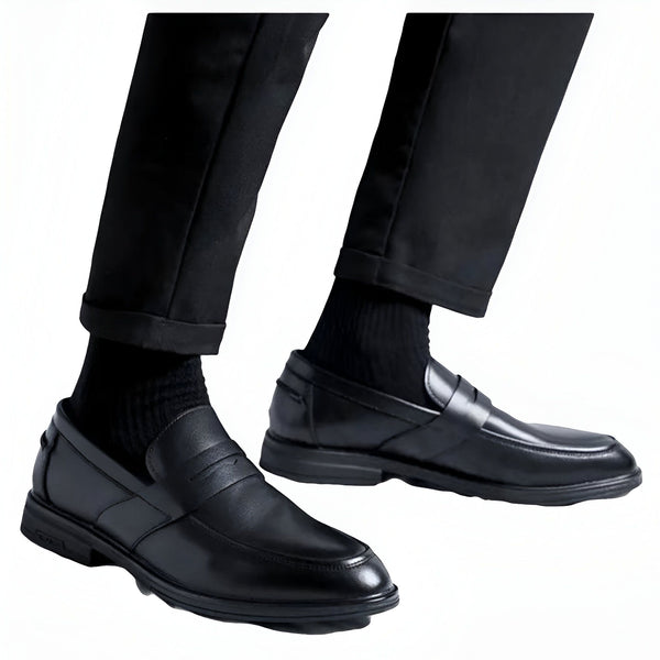 Gros plan sur les pieds d'un homme portant un pantalon noir et des mocassins en cuir noir, avec des chaussettes noires. Le style est élégant et formel. Détails sur la texture du cuir et du tissu., 45286715556021,45286715588789,45286715621557,45286715654325,45286715687093,45286715719861,45286715752629