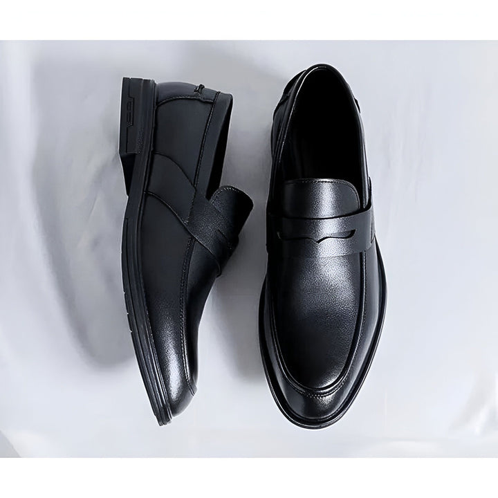 Deux mocassins noirs en cuir, placés côte à côte sur fond blanc. Chaussures élégantes pour hommes, idéales pour une tenue formelle ou professionnelle. Détails de la couture et du design visibles., 45286715556021,45286715588789,45286715621557,45286715654325,45286715687093,45286715719861,45286715752629