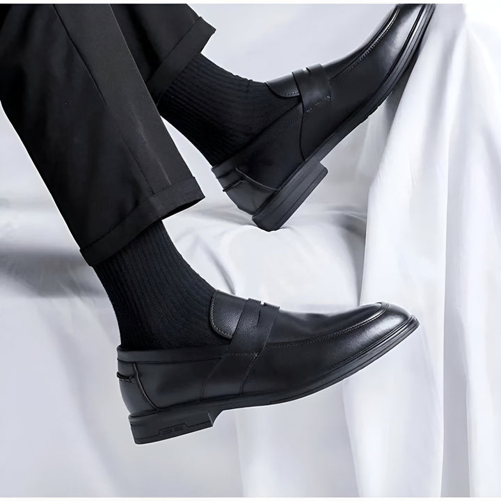Gros plan de chaussures mocassins noires en cuir, portées avec des chaussettes noires et un pantalon noir. Style élégant et tendance pour hommes., 45286715556021,45286715588789,45286715621557,45286715654325,45286715687093,45286715719861,45286715752629