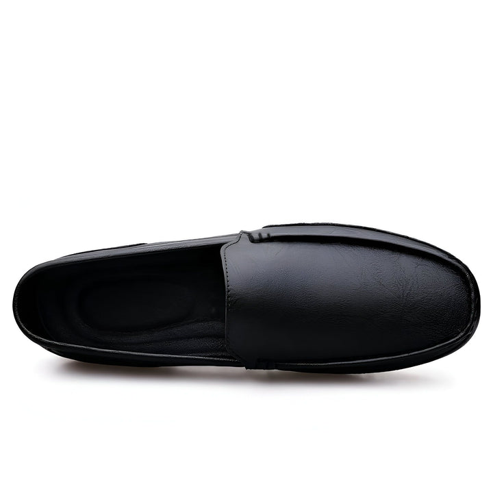 Vue de dessus d'un mocassin noir en cuir, soulignant sa forme classique et son confort. Chaussure décontractée et élégante., 45287131709621,45287131742389,45287131775157,45287131807925,45287131840693,45287131873461,45287131906229,45287131938997,45287131971765,45287132004533,45287132037301,45287132070069,45287132102837,45287132135605,45287132168373,45287132201141,45287132233909,45287132266677,45287132299445,45287132332213,45287132364981