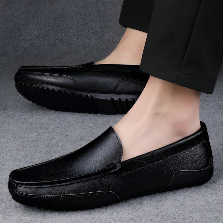 Mocassins en cuir noir pour hommes, portés avec un pantalon noir. Chaussures élégantes et confortables., 45287131709621,45287131742389,45287131775157,45287131807925,45287131840693,45287131873461,45287131906229,45287131938997,45287131971765,45287132004533,45287132037301,45287132070069,45287132102837,45287132135605,45287132168373,45287132201141,45287132233909,45287132266677,45287132299445,45287132332213,45287132364981