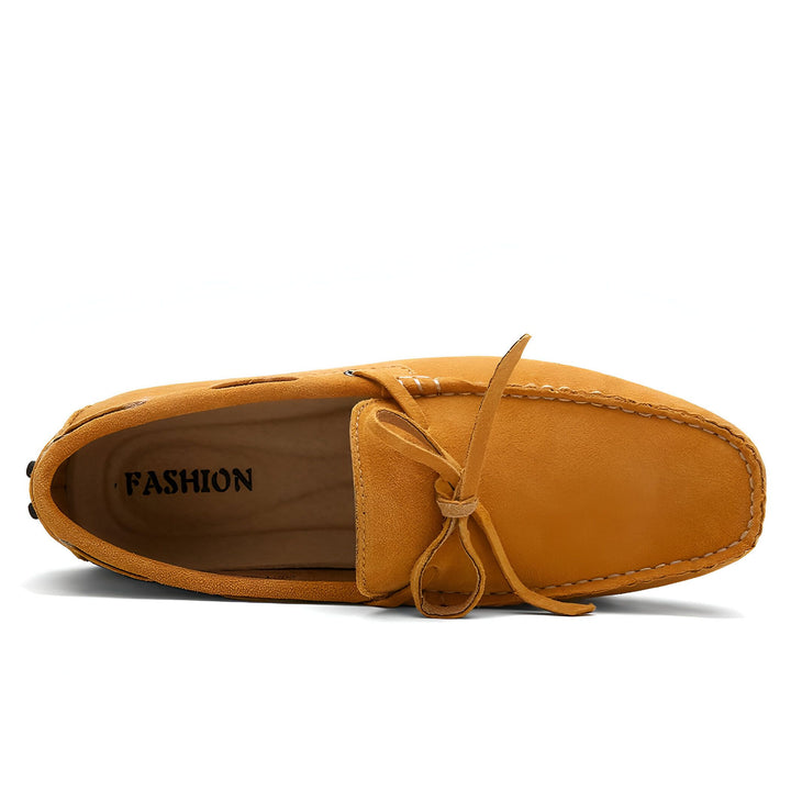 Mocassin jaune moutarde en daim, vue de dessus. Chaussure décontractée pour homme avec lacet décoratif. Confort et style pour un look tendance., 45287105790133,45287105822901,45287105855669,45287105888437,45287105921205,45287105953973,45287105986741,45287106019509,45287106052277,45287106085045,45287106117813,45287106150581,45287106183349,45287106216117,45287106248885,45287106281653,45287106314421,45287106347189,45287106379957,45287106412725,45287106445493,45287106478261,45287106511029,45287106543797,45