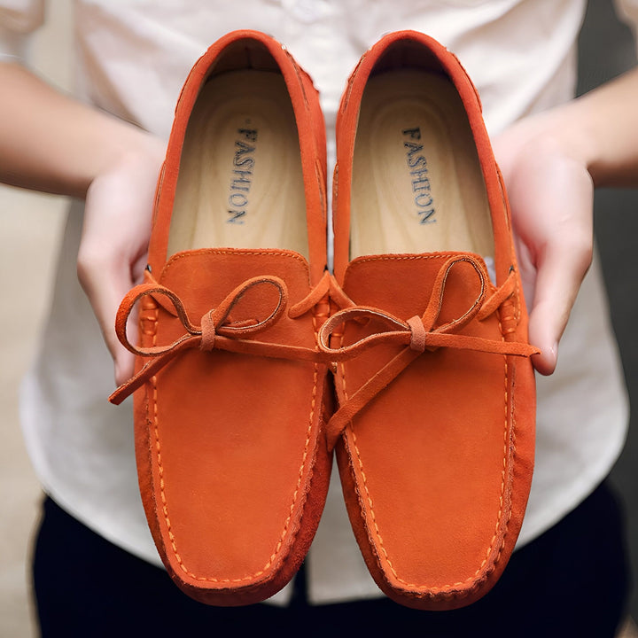 Mocassins orange en daim avec nœud décoratif, tenus dans les mains. Chaussures de mode pour hommes, style décontracté, confort et élégance. Gros plan sur des souliers en cuir., 45287105790133,45287105822901,45287105855669,45287105888437,45287105921205,45287105953973,45287105986741,45287106019509,45287106052277,45287106085045,45287106117813,45287106150581,45287106183349,45287106216117,45287106248885,45287106281653,45287106314421,45287106347189,45287106379957,45287106412725,45287106445493,452871064782