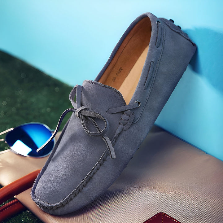 Mocassin en daim bleu élégant pour hommes, sur une surface texturée avec des lunettes de soleil bleues. Chaussure décontractée, mode masculine., 45287105790133,45287105822901,45287105855669,45287105888437,45287105921205,45287105953973,45287105986741,45287106019509,45287106052277,45287106085045,45287106117813,45287106150581,45287106183349,45287106216117,45287106248885,45287106281653,45287106314421,45287106347189,45287106379957,45287106412725,45287106445493,45287106478261,45287106511029,45287106543797,